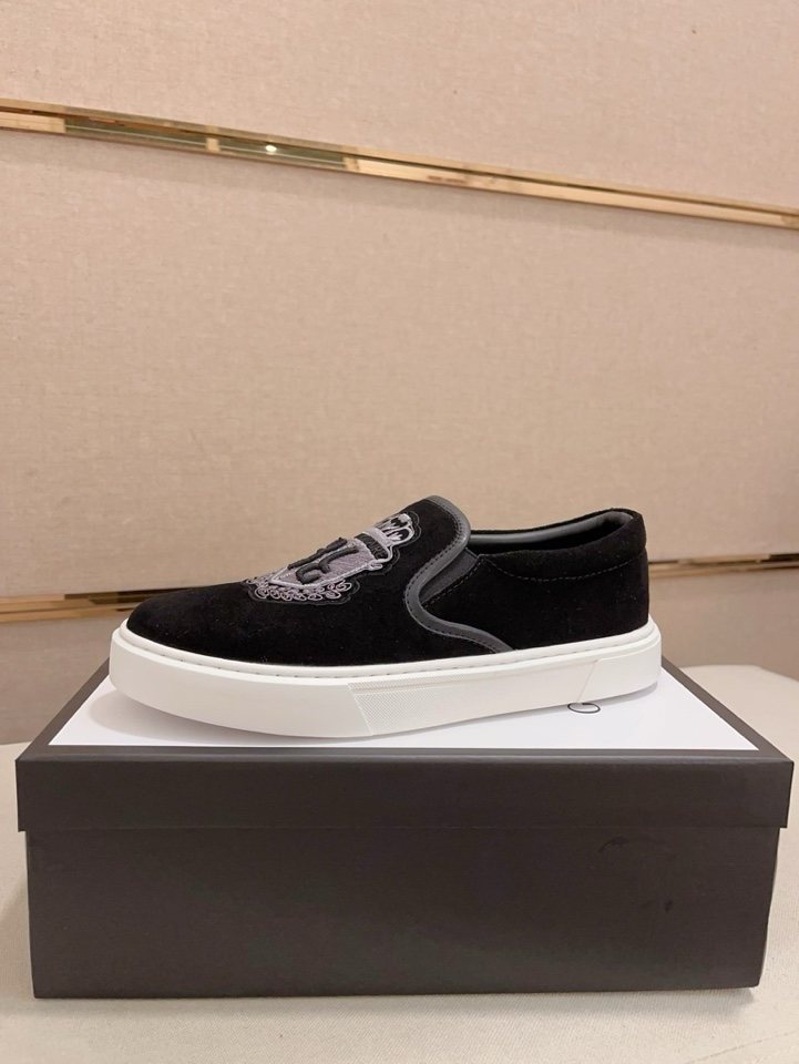 Gucci Crest Slip-On Shoes — front