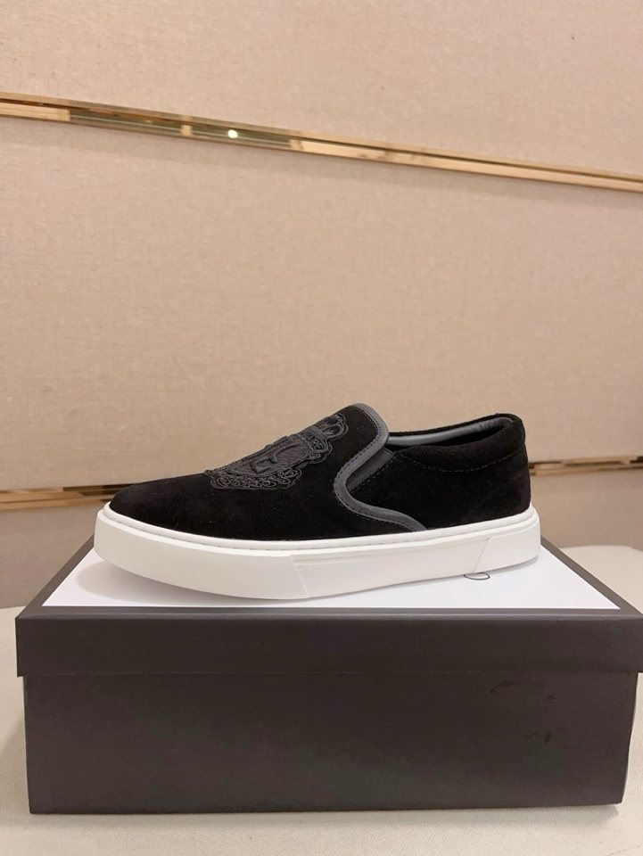 Gucci Crest Slip-On Shoes — front