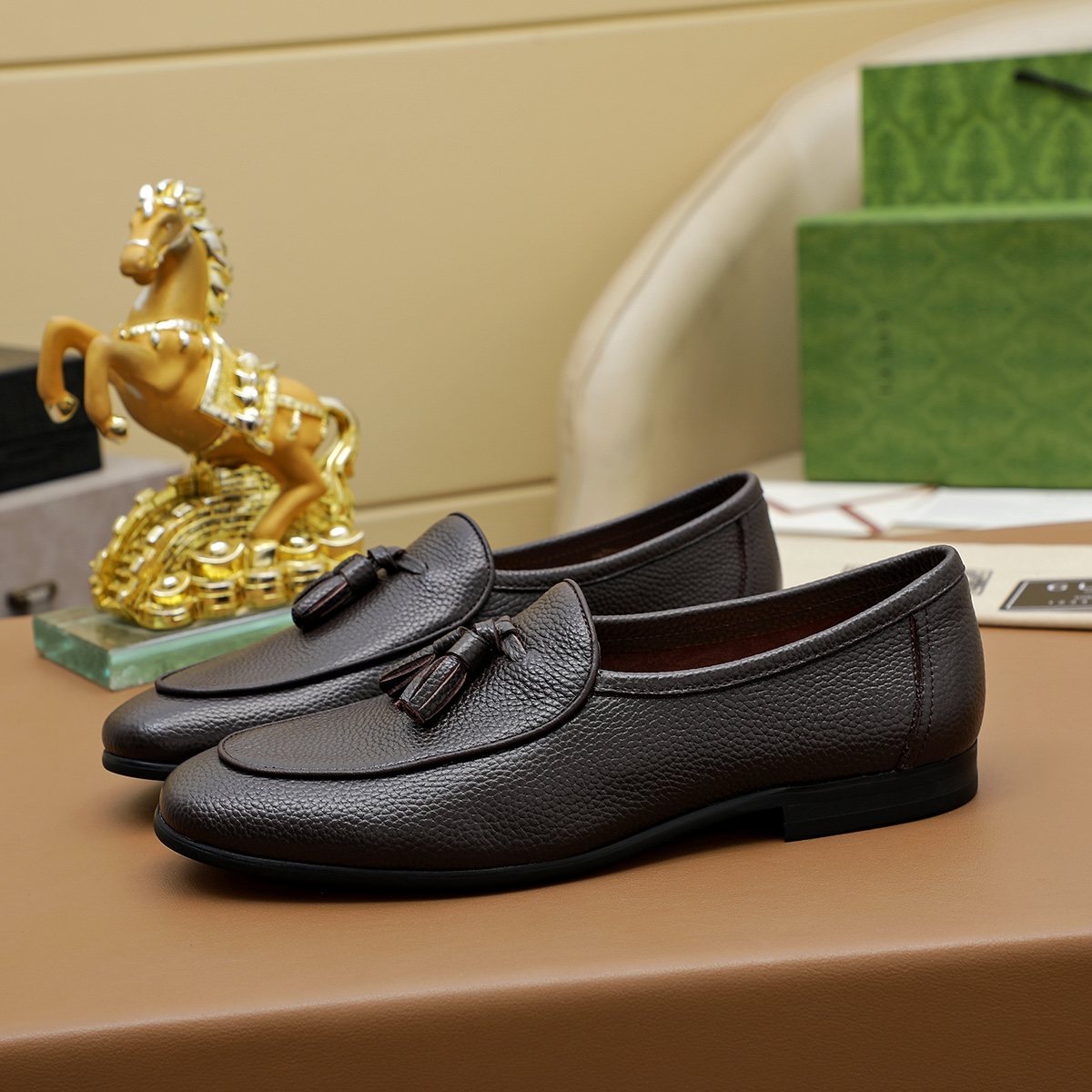 Gucci Textured Tassel Loafers — front