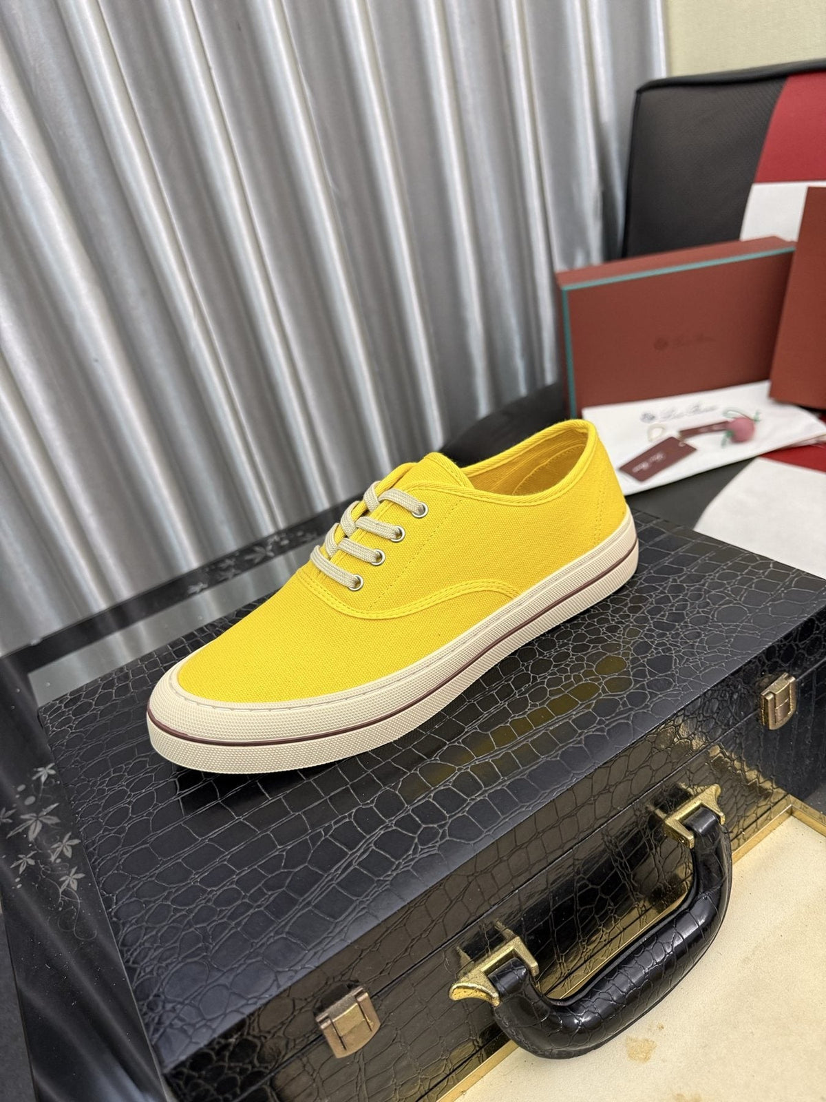 Low-Top Lace-Up Casual Shoes — front